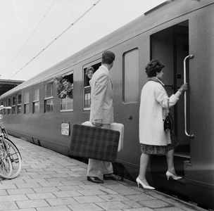 849605 Afbeelding van instappende reizigers in de autoslaaptrein Zonexpres naar Nice op het N.S.-station Amsterdam ...